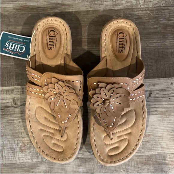 Cliffs by WHITE MOUNTAIN Tan Floral Sandals with intricate weaving - Picture 3 of 9